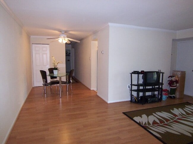 Building Photo - SAVE ALMOST $200 SPECIAL* Sail into this 2BR 1BA at the Mayflower Condominiums in Alexandria incl...