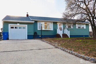 Building Photo - 13 Carpathia St