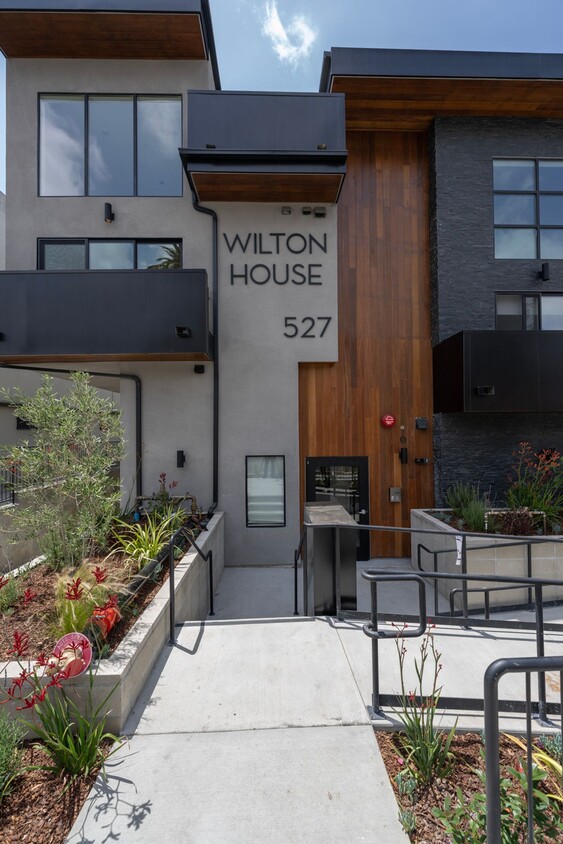 Building Photo - 527 S Wilton Pl