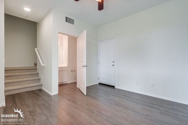 Building Photo - Stylish 3Bdm 3Ba Townhome with Chef’s Kitc...