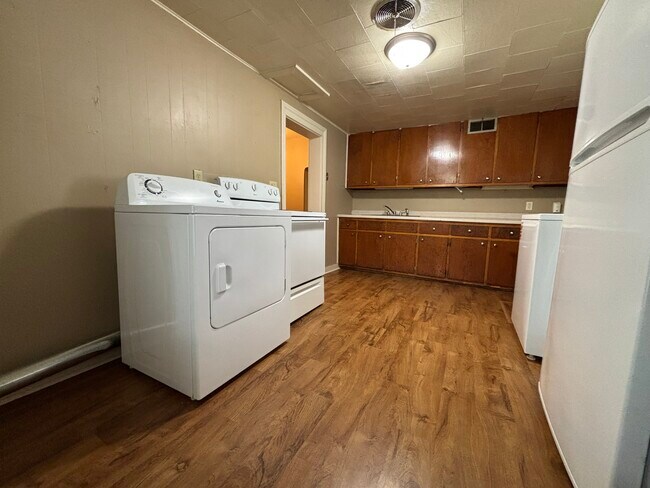 Cocina/Lavandería - 1023 E Grand Ave