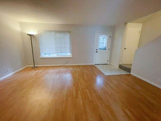 Building Photo - Updated 4 Bedroom 2 Bath Townhome in Union...