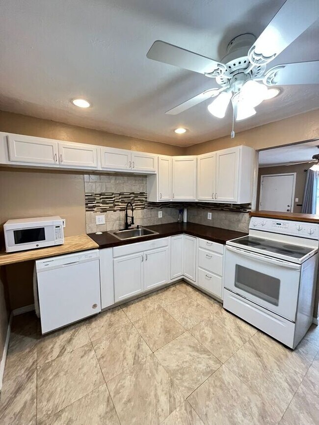 Building Photo - Cute 2 Bed 1 Bath