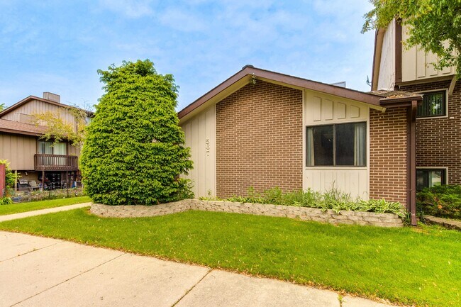 Building Photo - 567 Forum Dr