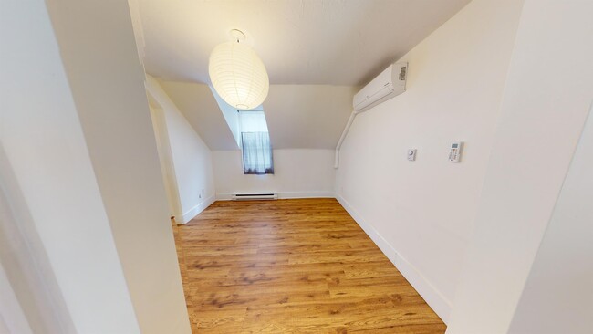 Building Photo - 409 Robinson St