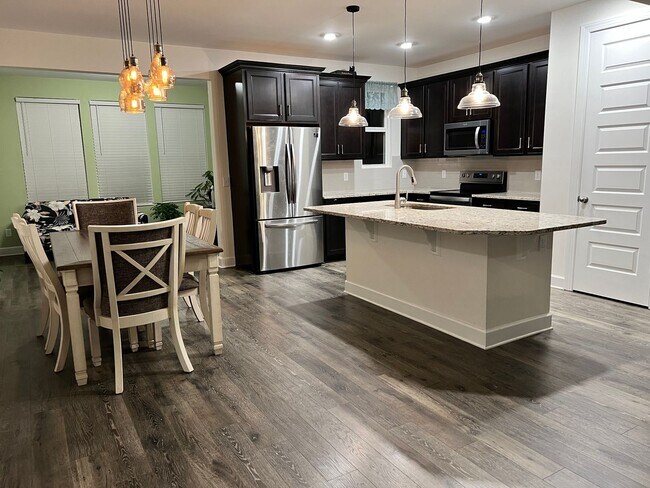 Foto del edificio - 4 Bed, 3 Bath Home w/ 2 Car Garage and Com...