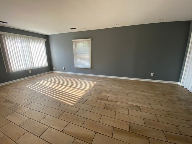 Building Photo - 1611 N 40th Ave