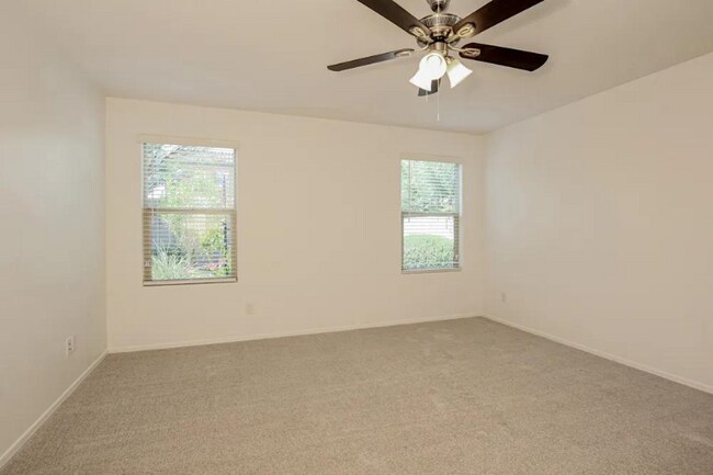 Foto del edificio - 2433 W Jessica Ln