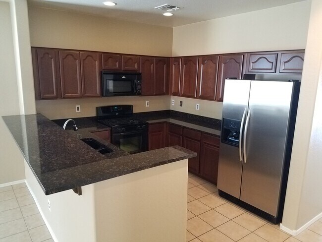 Building Photo - 4 bedroom 2 bath home in Canyon Trails