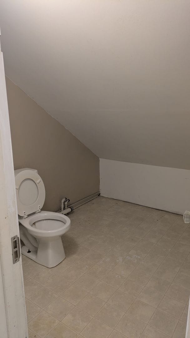 Building Photo - 2 Bedroom/1.25 bath house with large kitch...