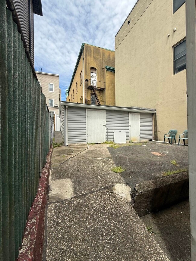 Building Photo - 183 Webster Ave