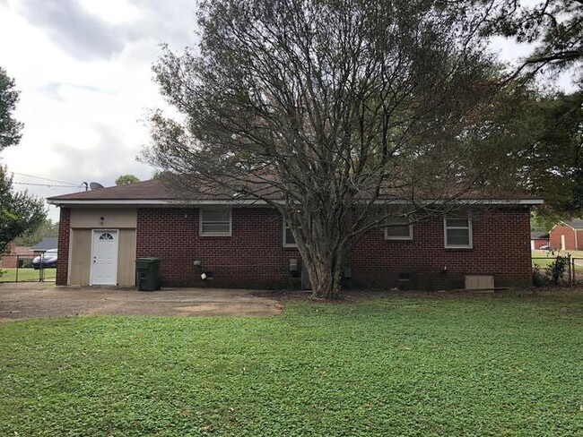 Building Photo - Single-Family Rental in Huntsville