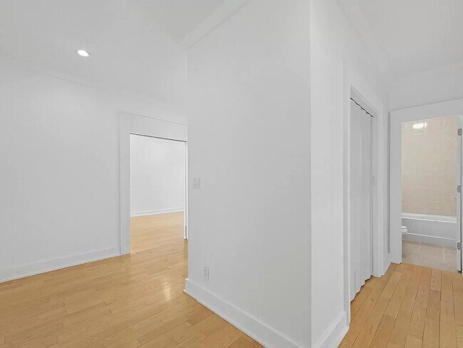 Foto del edificio - 44-14 Newtown Rd