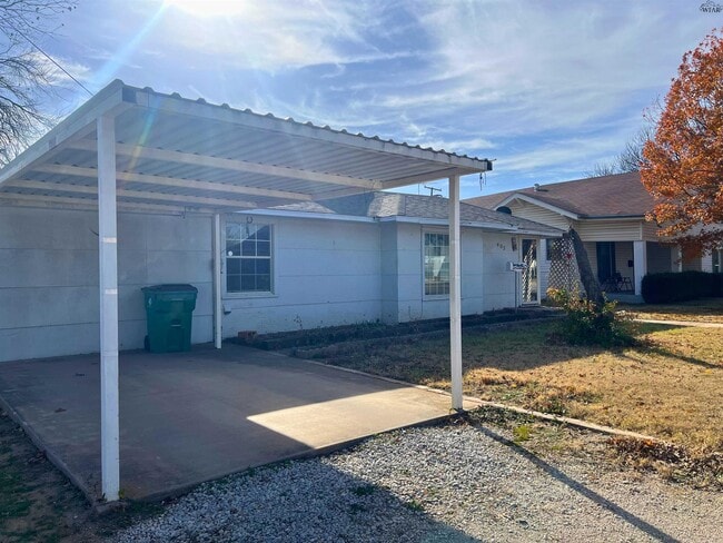 Building Photo - 405 E Spring St