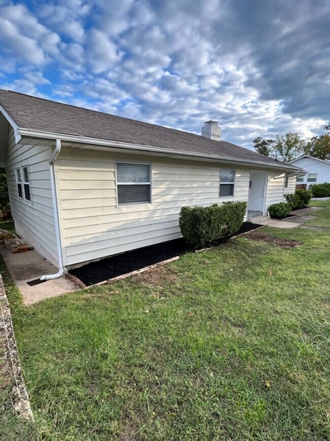 Foto del edificio - BEAUTIFUL 3 BD, 2 BA Ranch Style home with...