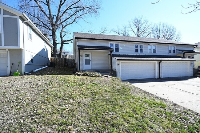 Building Photo - This is a 3 bedroom, 2 bath Duplex with a ...