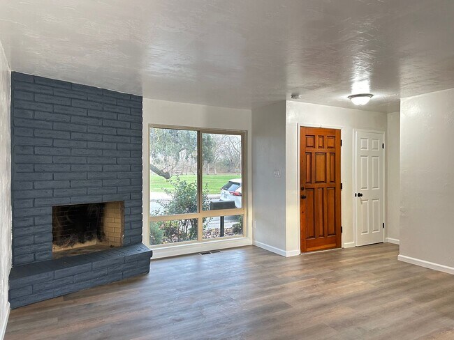 Foto del edificio - Upgraded Corner Townhouse - 2 bed/1.5 bath