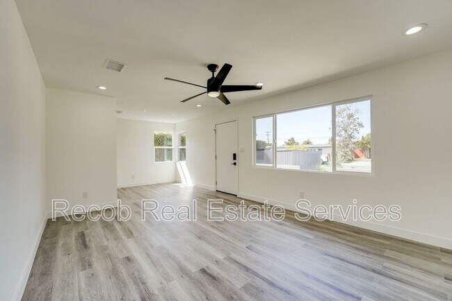 Foto del edificio - 3663-3673 Budd Street