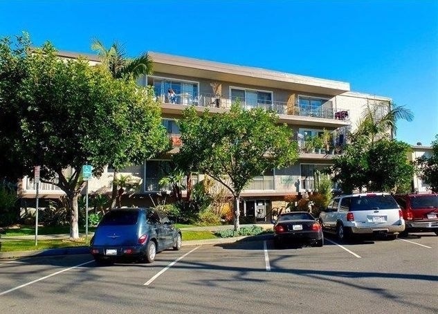 Building Photo - Condo Just One Block from the Beach!