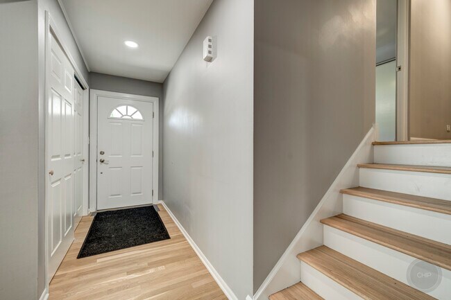 Building Photo - 325 Tamarack Ave