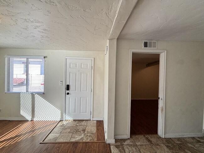 Building Photo - 119 E Leslie Ave