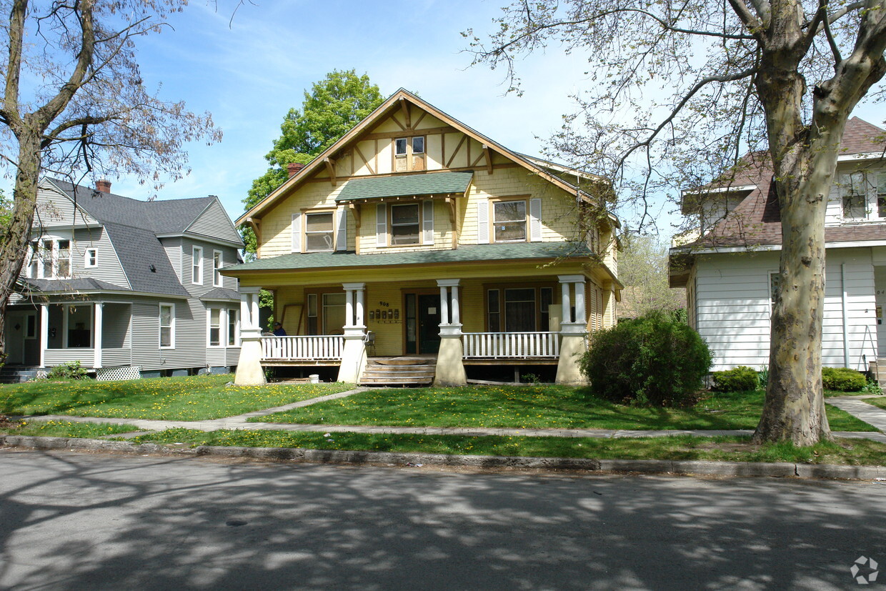 Building Photo - 908 W Spofford Ave