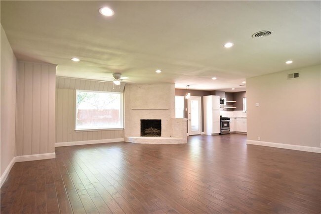 Building Photo - 702 Hyde Park Dr