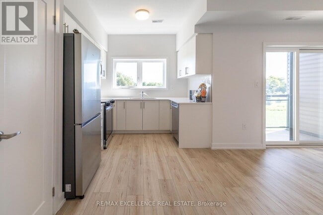 Building Photo - 940 St David St N