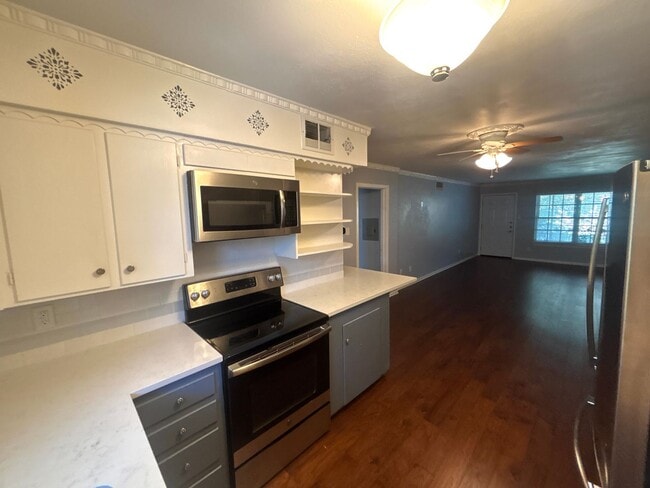 Building Photo - Spring Semester Discount! 2 Br/Bth Corner Unit