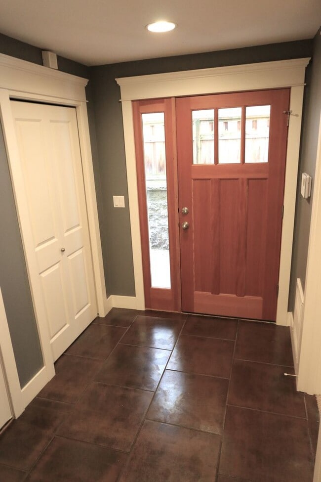 Building Photo - Wallingford 3bd/3.5ba, Private Patio, Garage