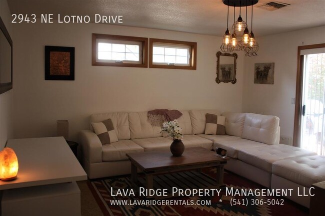 Building Photo - 2943 NE Lotno Dr