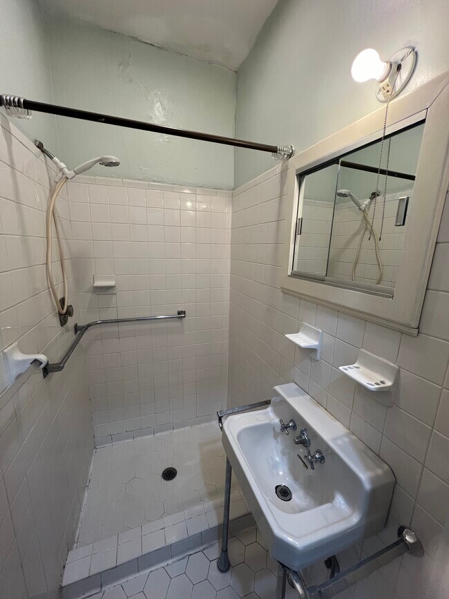 Foto del edificio - 1604 Hillcrest Blvd