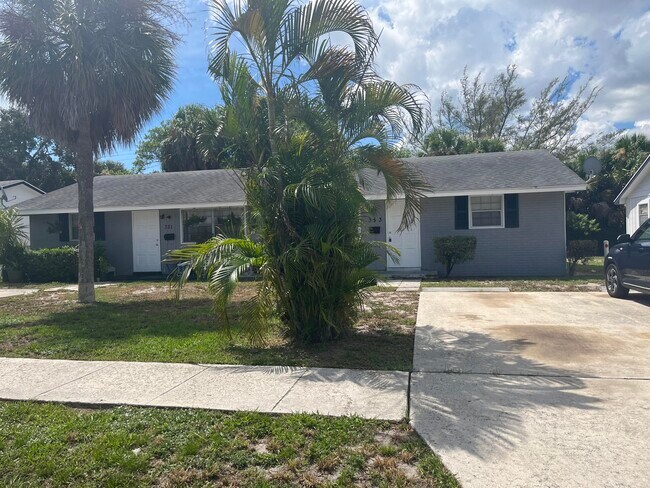 Foto del edificio - 353 Silver Beach Rd