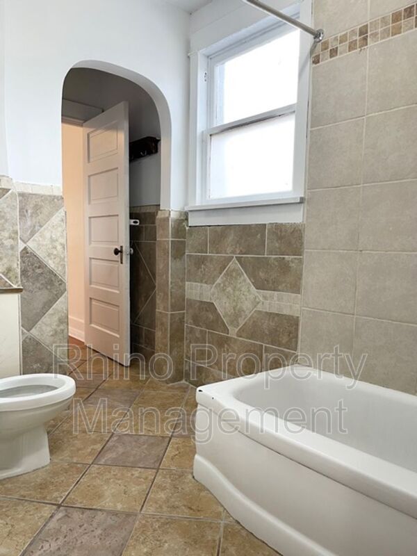 Building Photo - 341 Hubbard Ave S