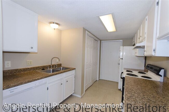 Building Photo - 2810 Sunset Dr