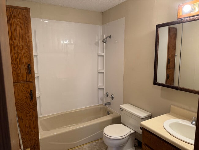 Building Photo - 480 12th Ave SW