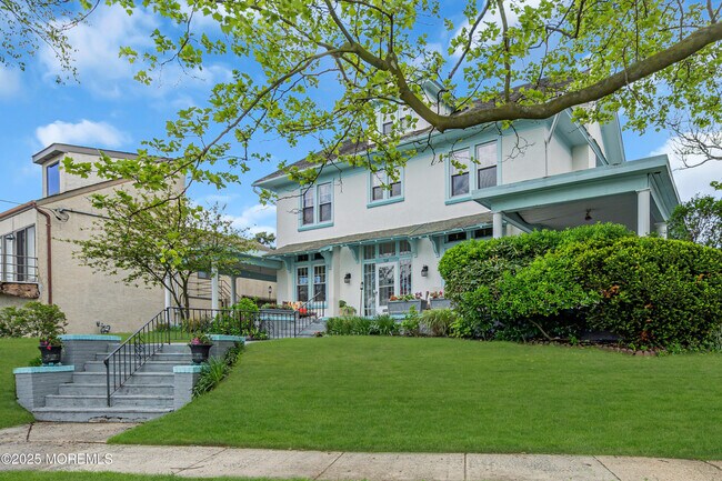 Building Photo - 704 8th Ave