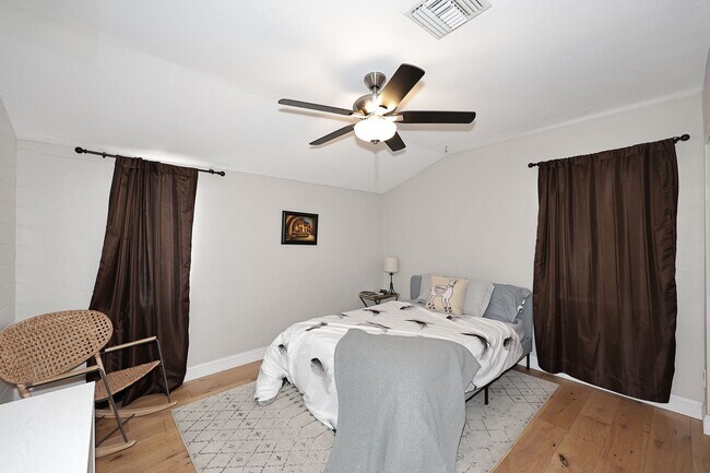 Foto del edificio - Fully Furnished Remodeled 4 Bedroom / 4 Bathroom Home with spacious back yard & pool in Central P...