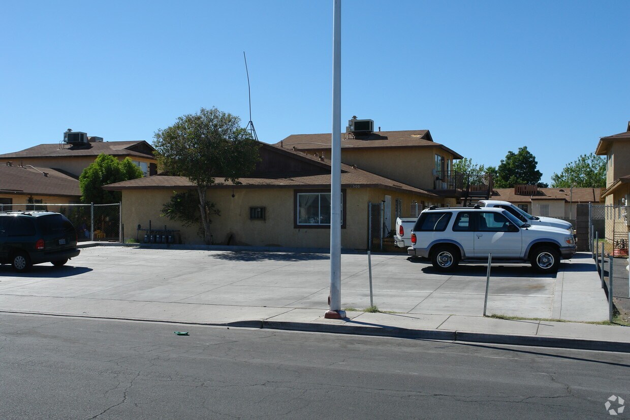 Building Photo - 1500 Henry Dr