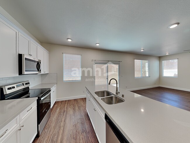 Foto del edificio - 6135 Theodore St