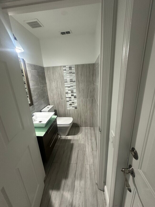 Foto del edificio - 6417 Winder Oaks Blvd