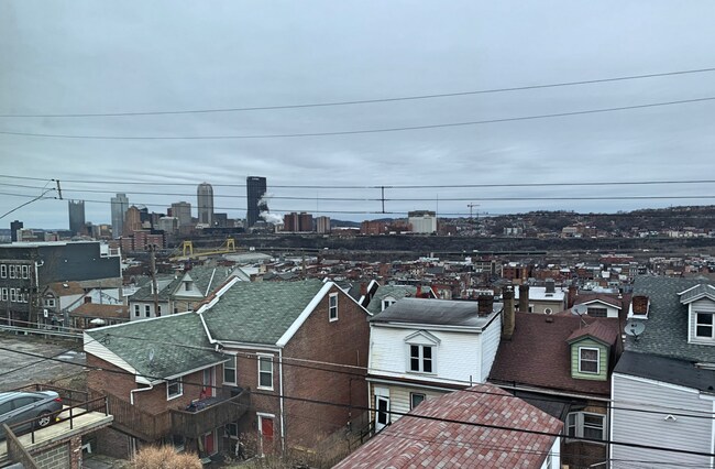 Foto del edificio - LARGE 4 BEDROOM - CENTRAL AIR / LAUNDRY IN...