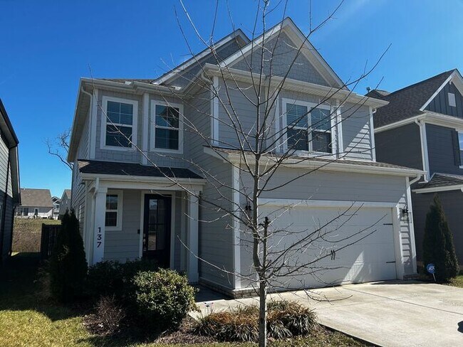 Foto del edificio - 4-Bed/3.5-Bath Home with Fenced Yard and Garage Parking/Available Soon!