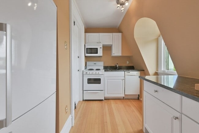 Building Photo - 334 Beacon St