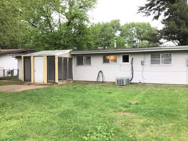 Building Photo - 2740 Holiday Hill Dr
