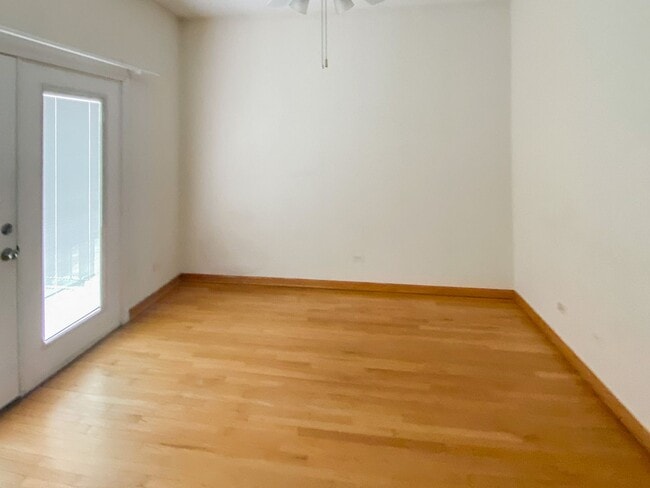 Foto del edificio - 2440 N Southport Ave
