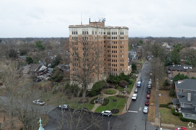 Foto aérea - Commodore Condominiums