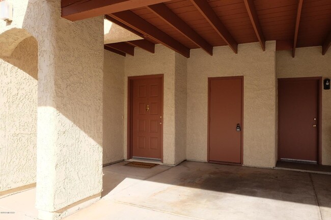 Building Photo - 620 W Calle De Las Lomitas