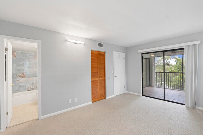 Foto del edificio - 8777 Shadow Wood Blvd