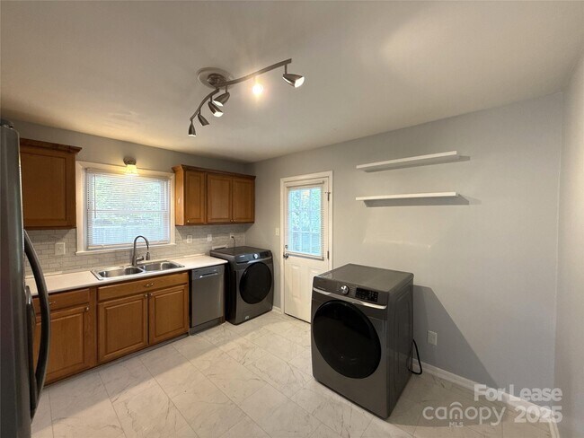 Foto del edificio - 9536 Trinity Rd